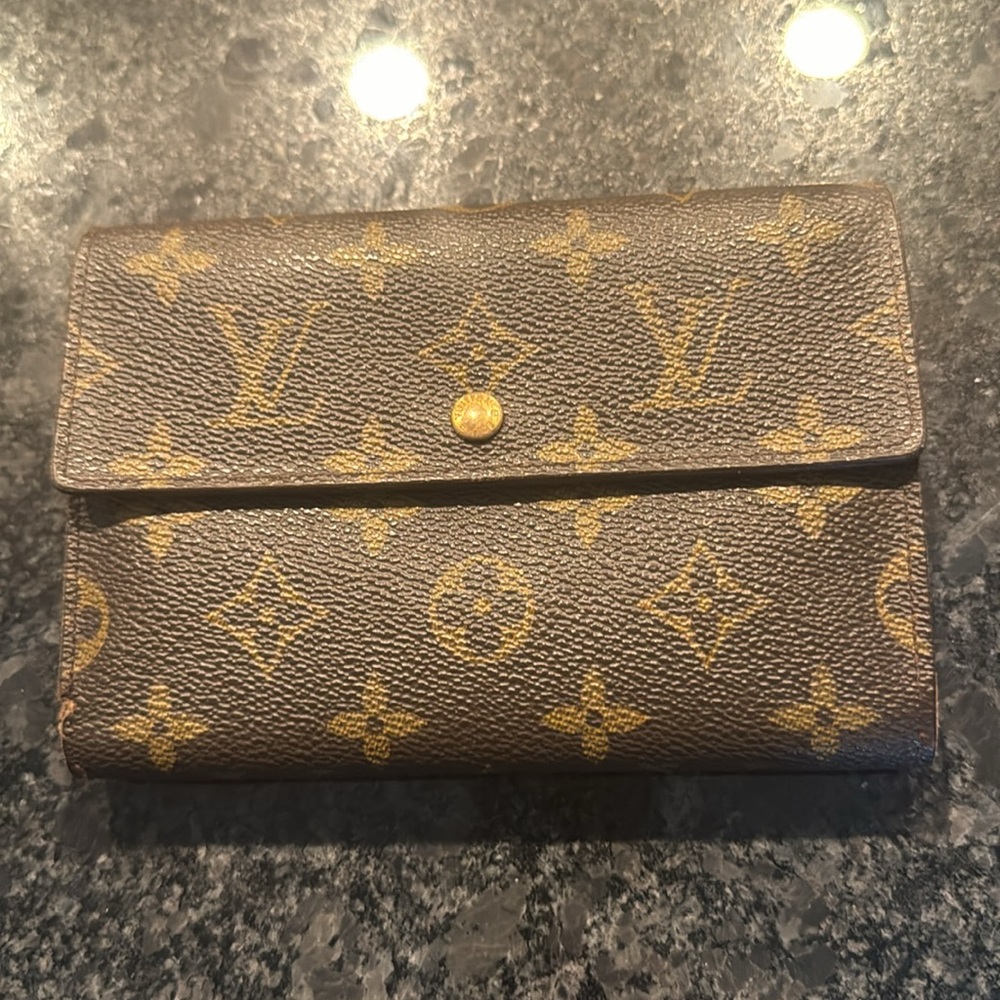 🌺LV Mono Trifold Wallet. EUC❤️‍🔥